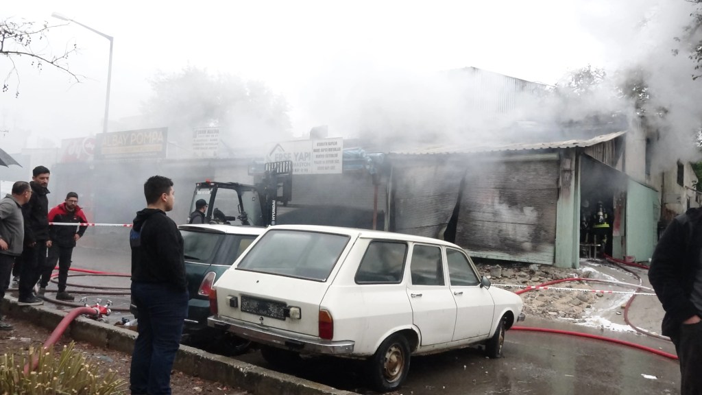 Antalya'da araç boyama atölyesinde çıkan yangın çevreyi tehdit etti