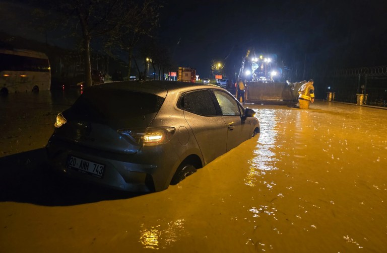 Manisa'da Sağanak Yağış Hayatı Felç Etti