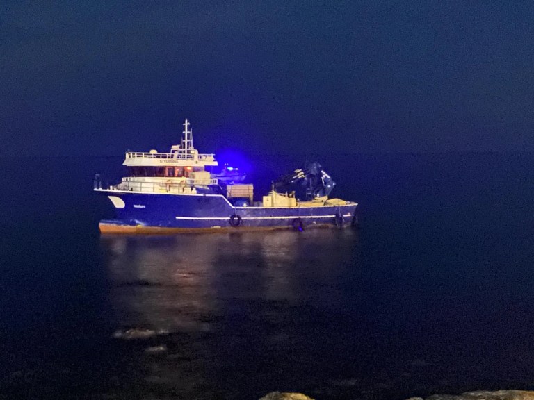 Rize'de Balıkçı Teknesi Kayalıklara Oturdu