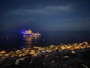 Rize'de Balıkçı Teknesi Kayalıklara Oturdu