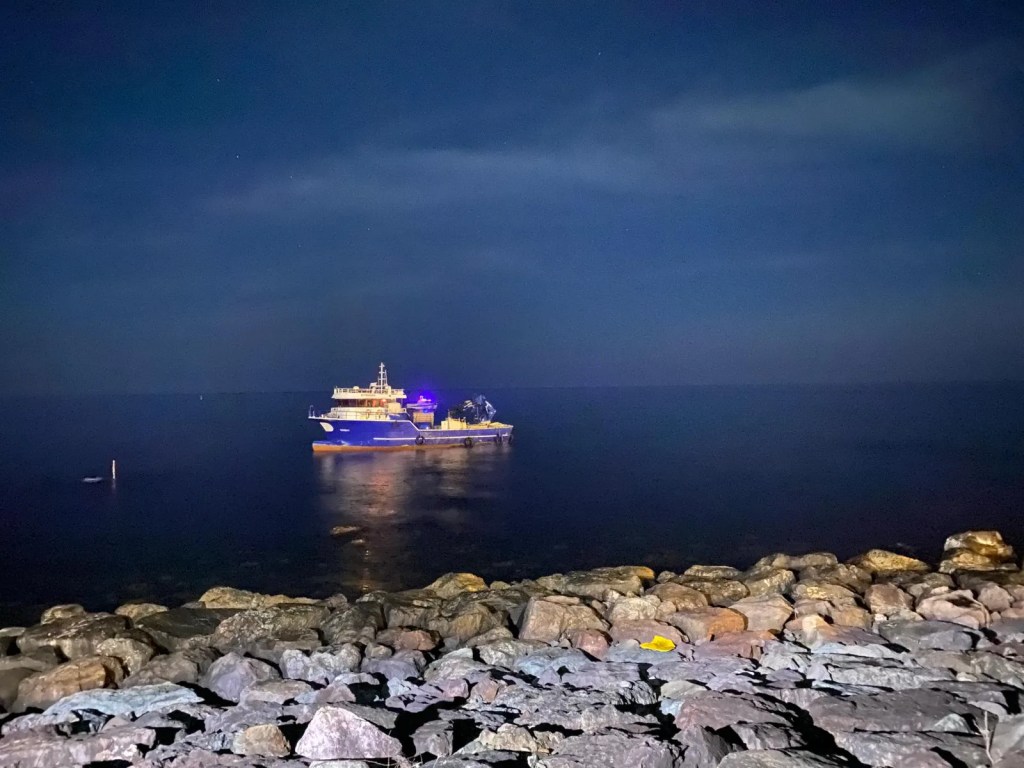Rize'de Balıkçı Teknesi Kayalıklara Oturdu