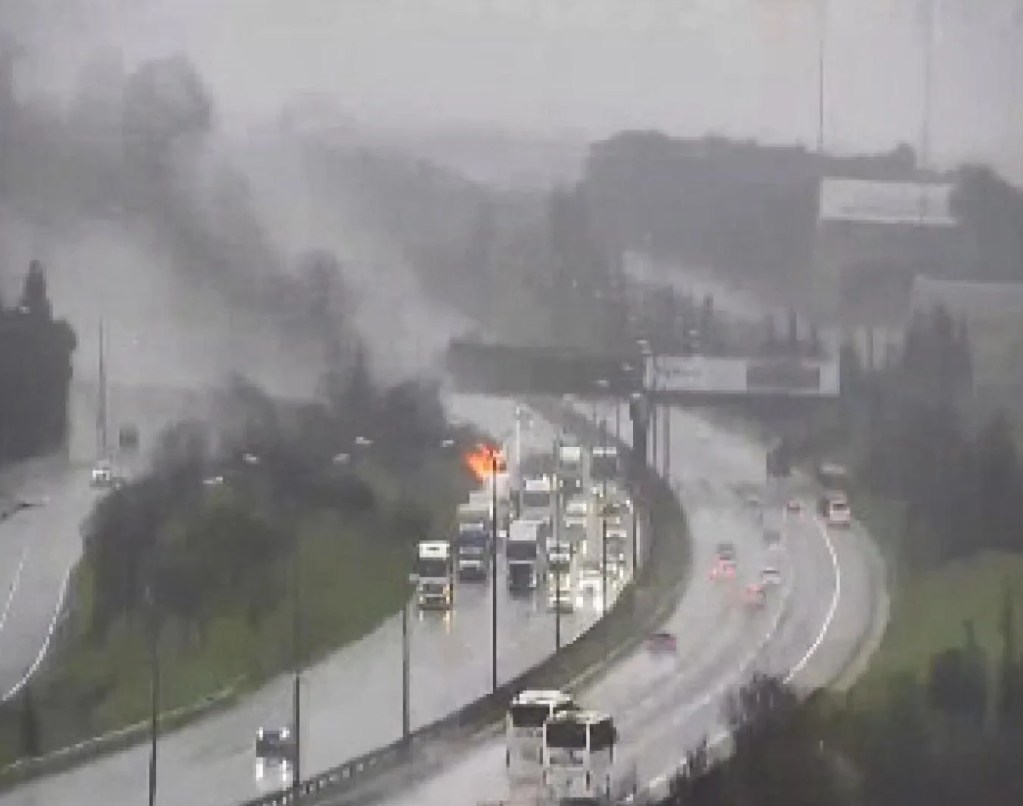 İstanbul TEM Otoyolu'nda TIR Yangını