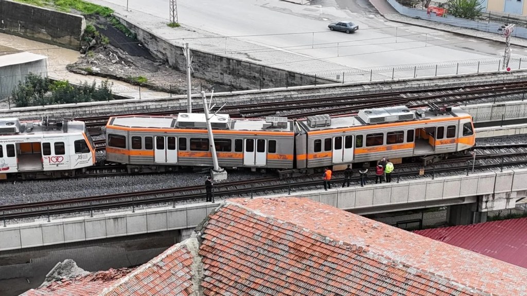 Adana'da Metro Vagonu Raydan Çıktı: Yaralanan Yok