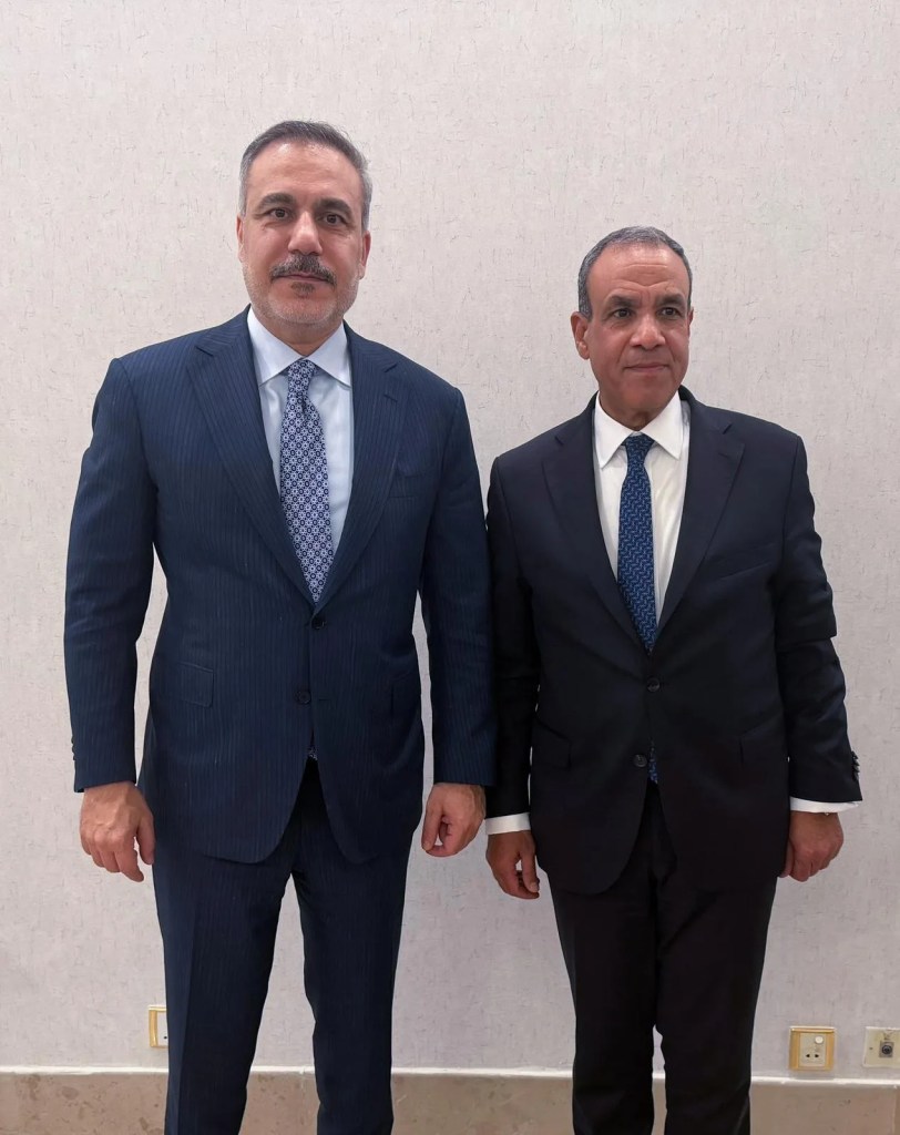 Bakan Fidan Pakistan'da Mısırlı Mevkidaşıyla Buluştu