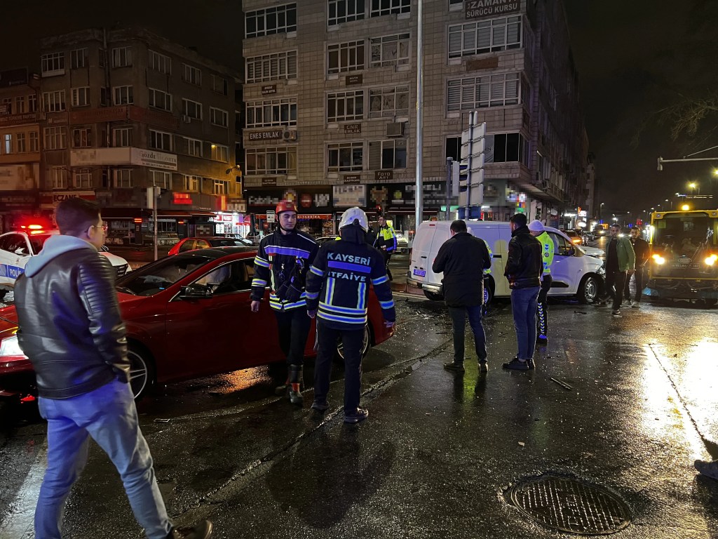 Kayseri'de Trafik Kazası: İki Kişi Yaralandı