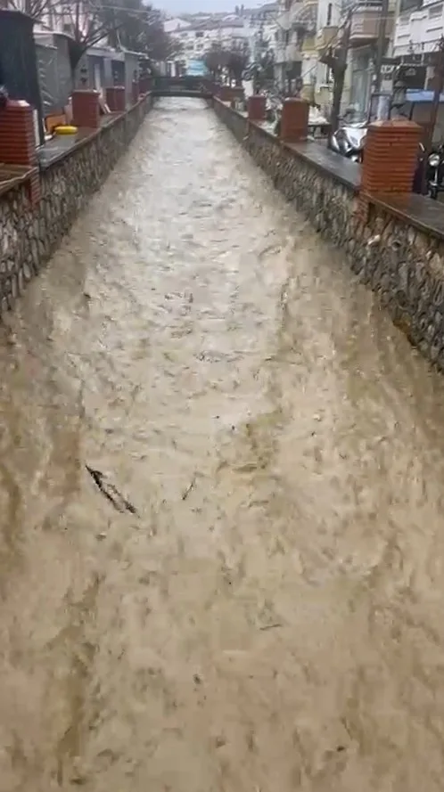 Bursa'da Sağanak Yağış ve Fırtına Etkili Oldu