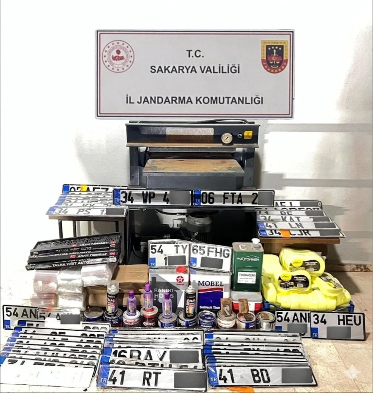 Sakarya'da Sahte Plaka Operasyonu: Üç Kişi Gözaltında