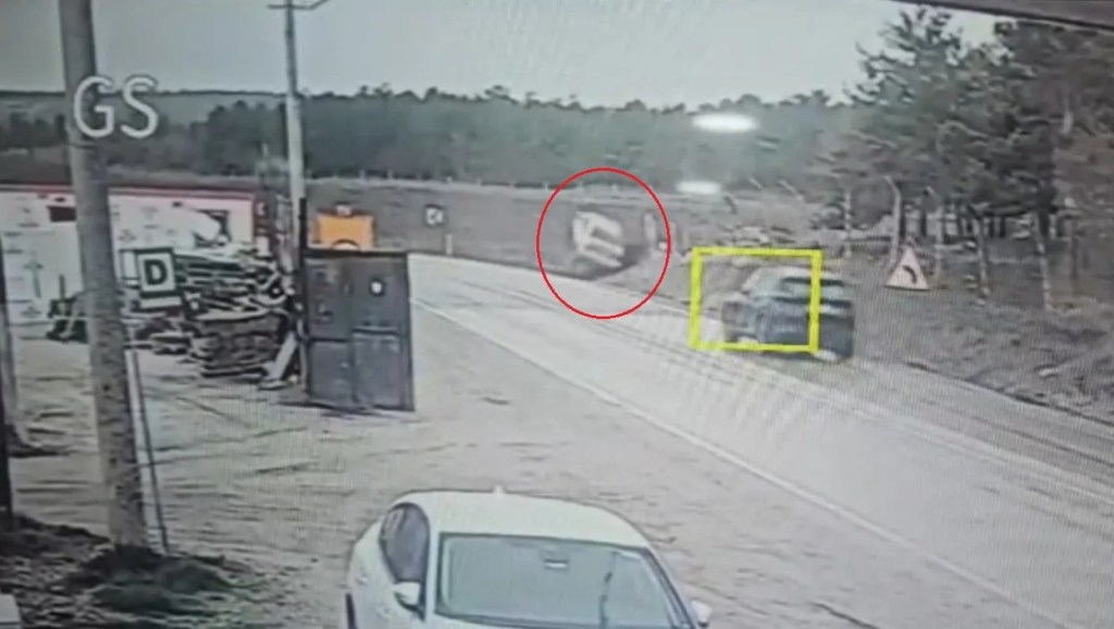 Eskişehir'de Şarampole Devrilen Araçta 3 Kişi Yaralandı