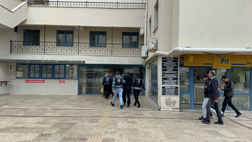 Marmaris'te Turistleri Dolandıran Şüpheliler Yakalandı