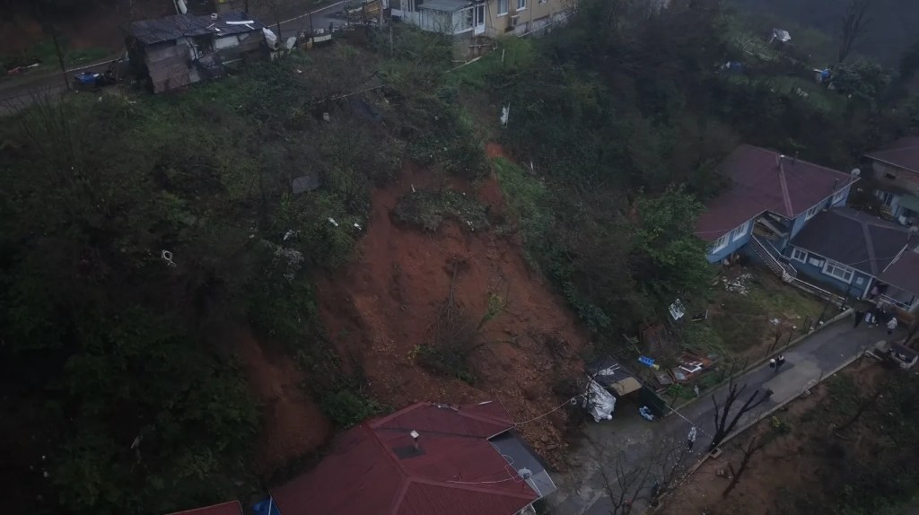 Beykoz'da Toprak Kayması: Tek Katlı Evde Hasar