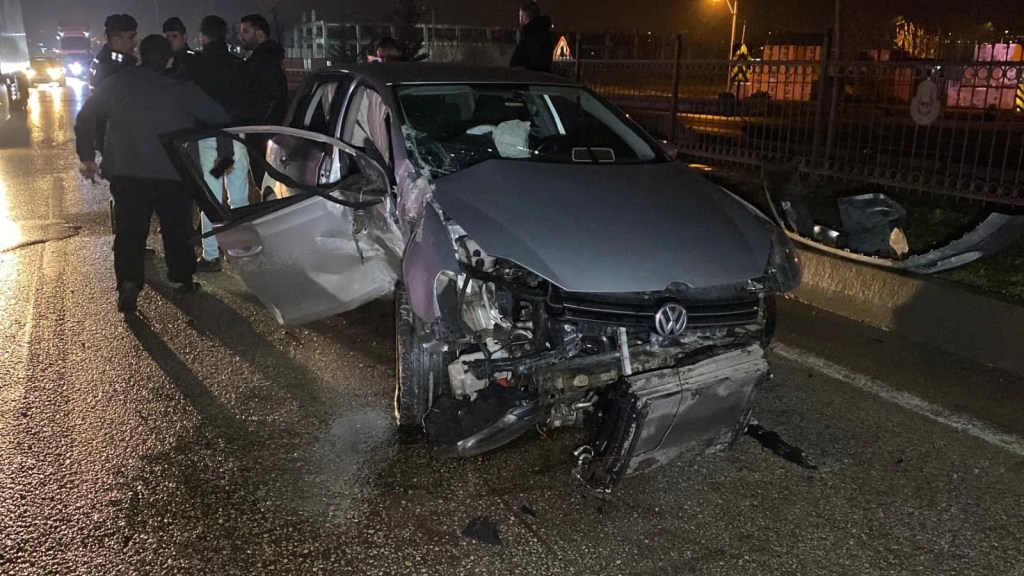Bursa'da otomobil direğe çarptı, iki kişi yaralandı