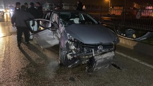 Bursa'da otomobil direğe çarptı, iki kişi yaralandı