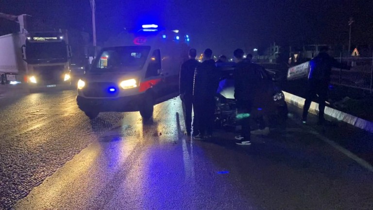 Bursa'da otomobil direğe çarptı, iki kişi yaralandı