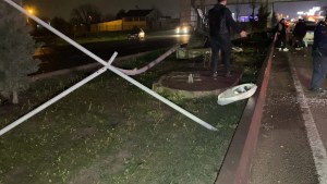 Bursa'da otomobil direğe çarptı, iki kişi yaralandı