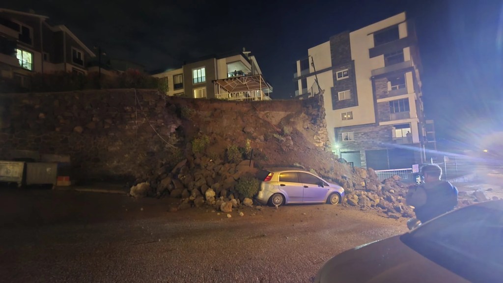 Bursa'da İstinat Duvarı Çöktü: Otomobil Kullanılamaz Hale Geldi