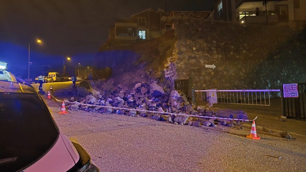 Bursa'da İstinat Duvarı Çöktü: Otomobil Kullanılamaz Hale Geldi