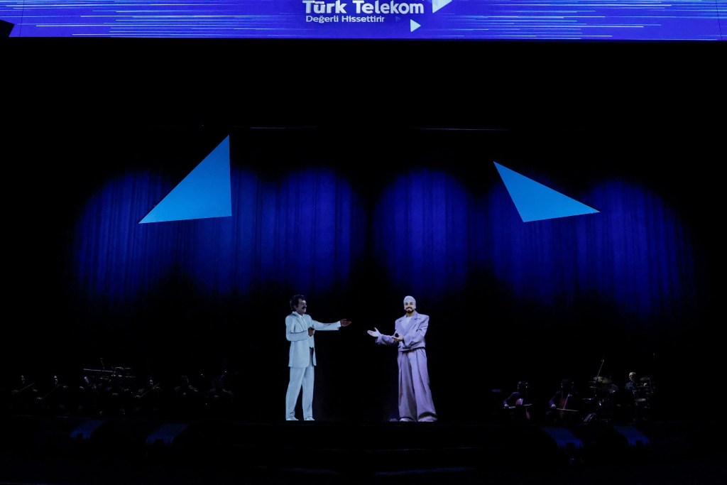 Müslüm Gürses'in Hologramı AKM'de 5G ile Hayat Buldu