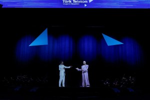 Müslüm Gürses'in Hologramı AKM'de 5G ile Hayat Buldu