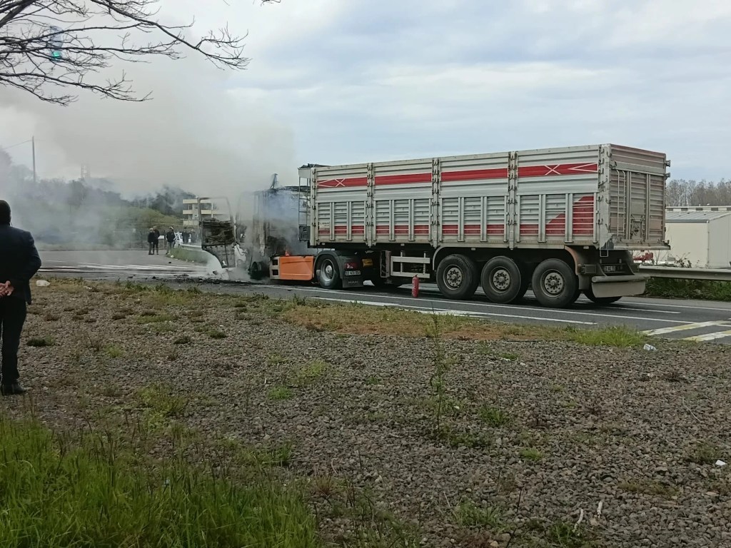 Ordu Ünye'de TIR Yangını Trafiği Aksattı