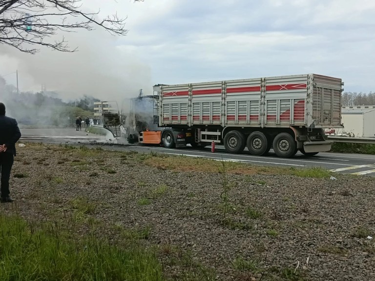 Ordu Ünye'de TIR Yangını Trafiği Aksattı