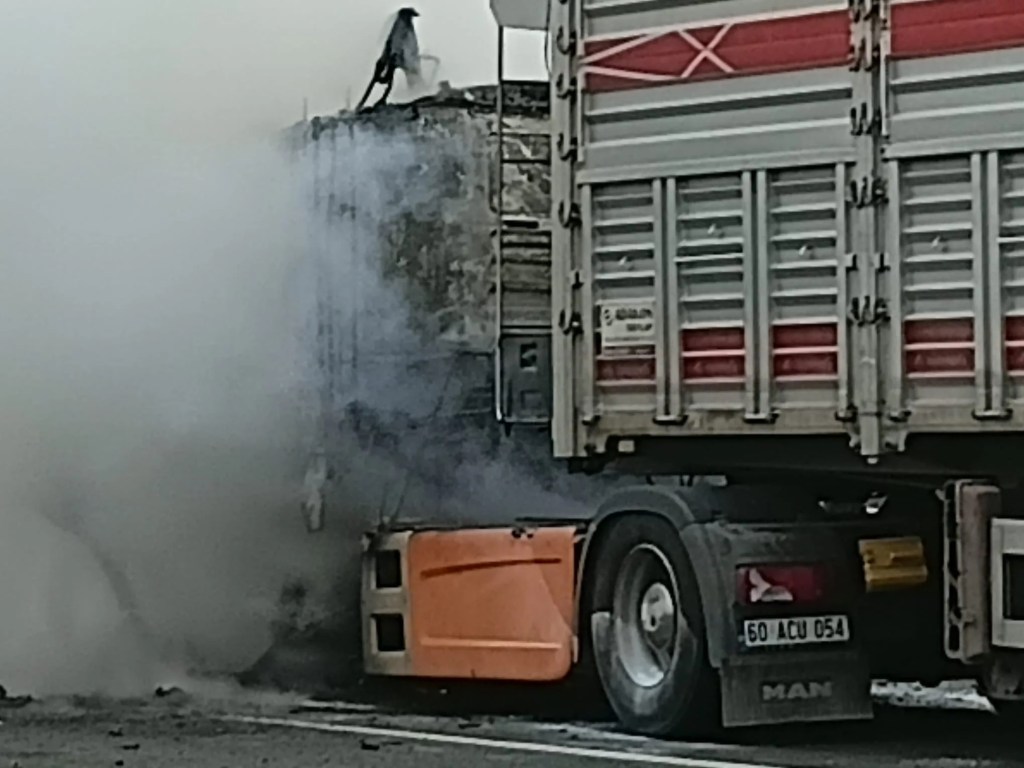 Ordu Ünye'de TIR Yangını Trafiği Aksattı