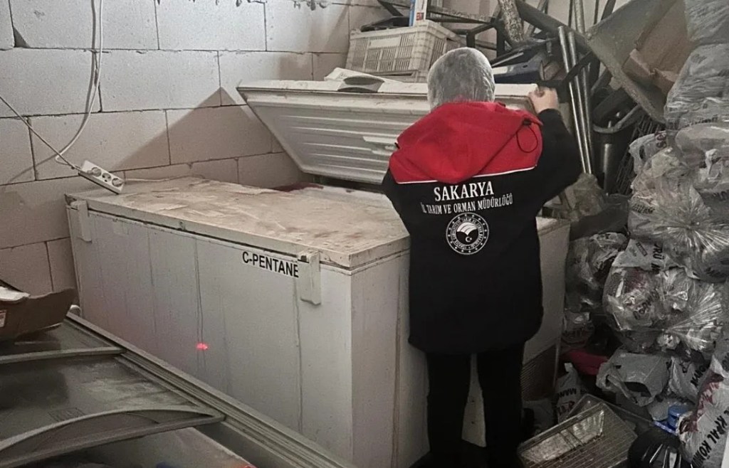 Sakarya'da Tarihi Geçmiş 200 Kilo Tavuk Eti Bulundu
