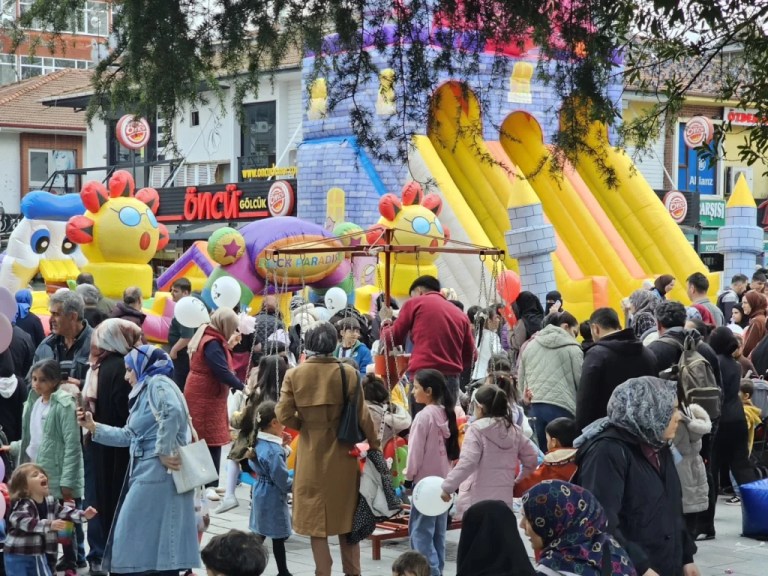 Gölcük’te 23 Nisan Coşkusu Anıtpark’ı Sardı