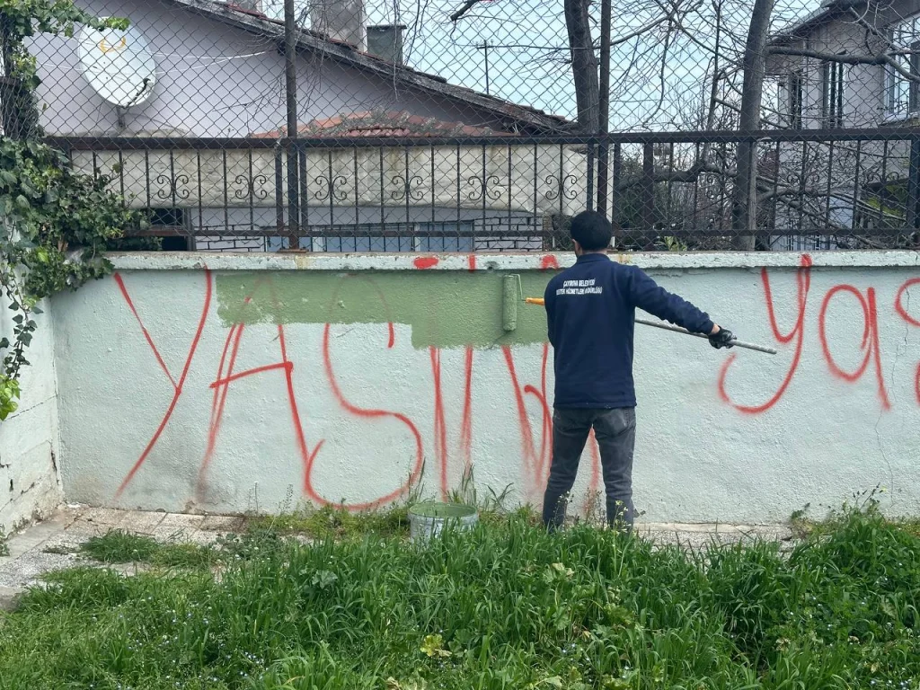 Çayırova’da park duvarları yenileniyor