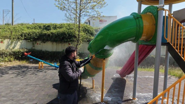 Çayırova’da parklardaki oyun grupları temizleniyor