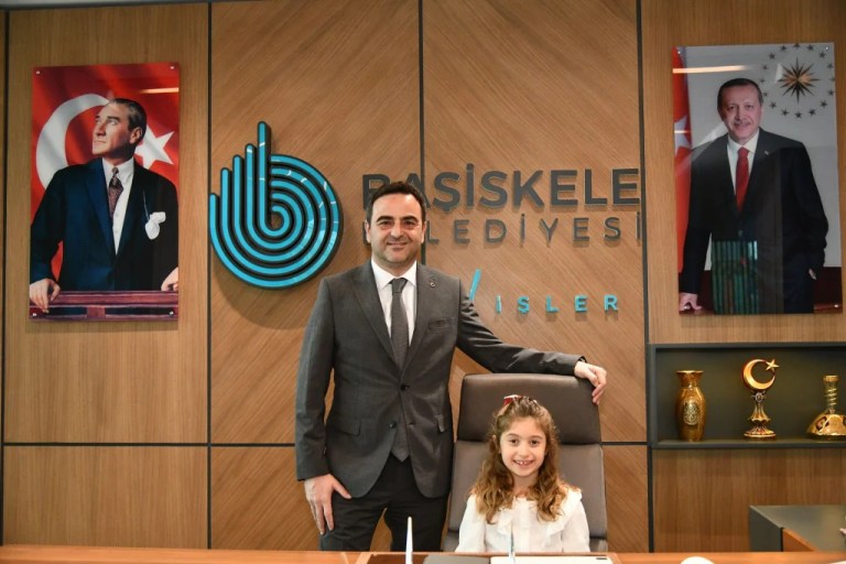 Başkan Özlü koltuğunu minik başkana devretti