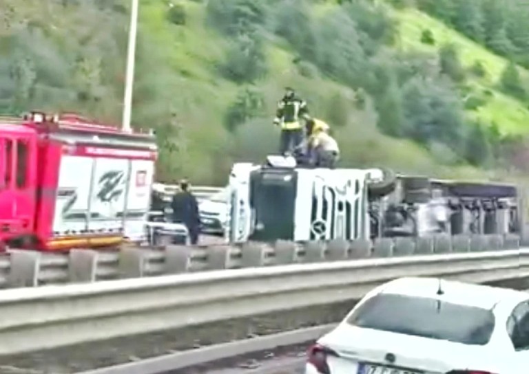Hereke’de TIR devrildi, Ankara yönünde trafik felç!