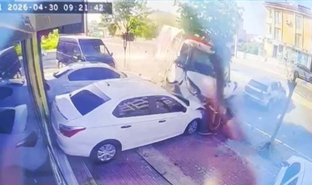 Gebze’de kamyonet ağacı söktü, araçlara çarptı!