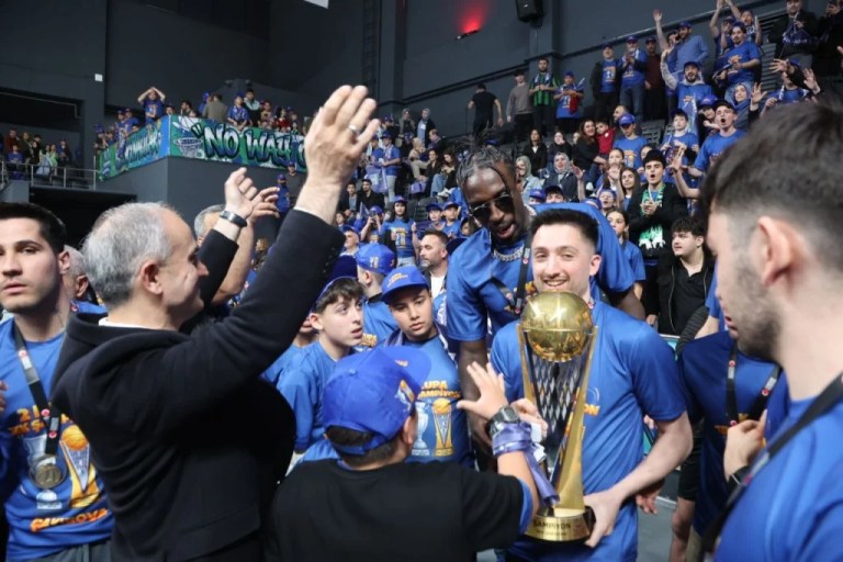 Çayırova Belediyesi Basketbol Takımı Kupasını Kaldırdı
