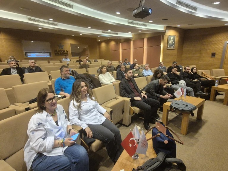 Kocaeli’de gazetecilere yapay zeka destekli medya eğitimi