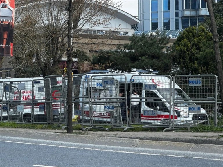 İstanbul’da silahlı çatışma: 3 kişi etkisiz hale getirildi!