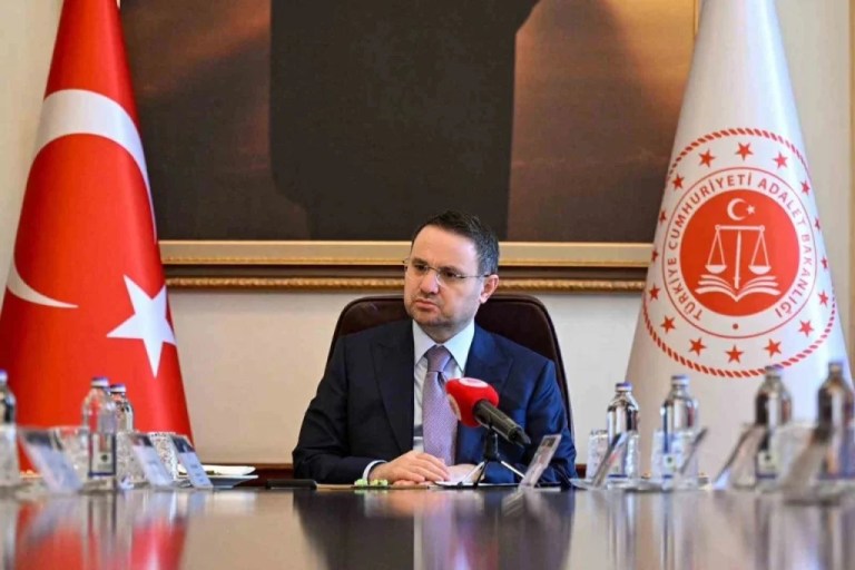 Bakan Gürlek’ten yayınlardaki şiddet kullanımına karşı uyarı