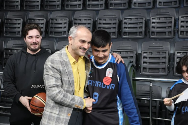 Çayırova’nın özel çocukları basketbolcularla buluştu