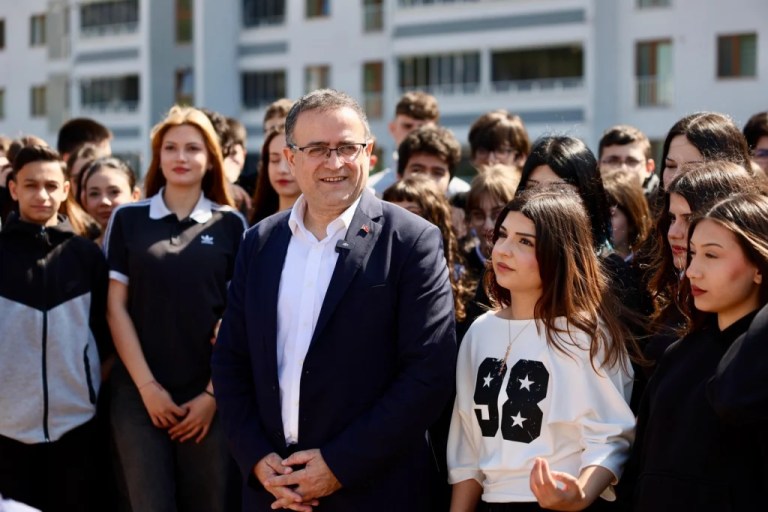 Derince’de öğrenciler fidan dikti