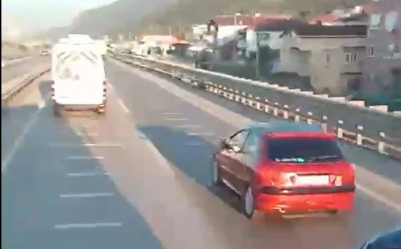 D-100’de hız tartışması: Tır şoförü otomobile korna çaldı
