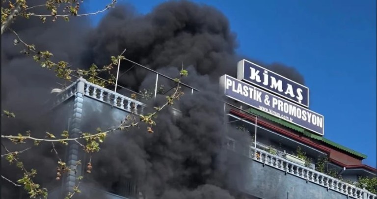 Körfez’de plastik fabrikasında yangın: Dumanlar şehri sardı