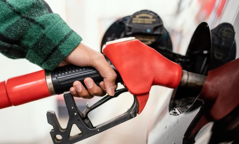 Motorine dev indirim! Litre fiyatı 4 liradan fazla düştü