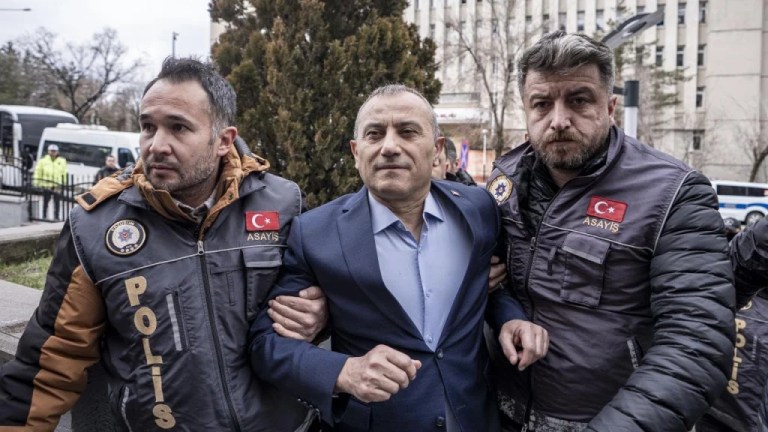 Eski Vali Tuncay Sonel emniyette susma hakkını kullandı!