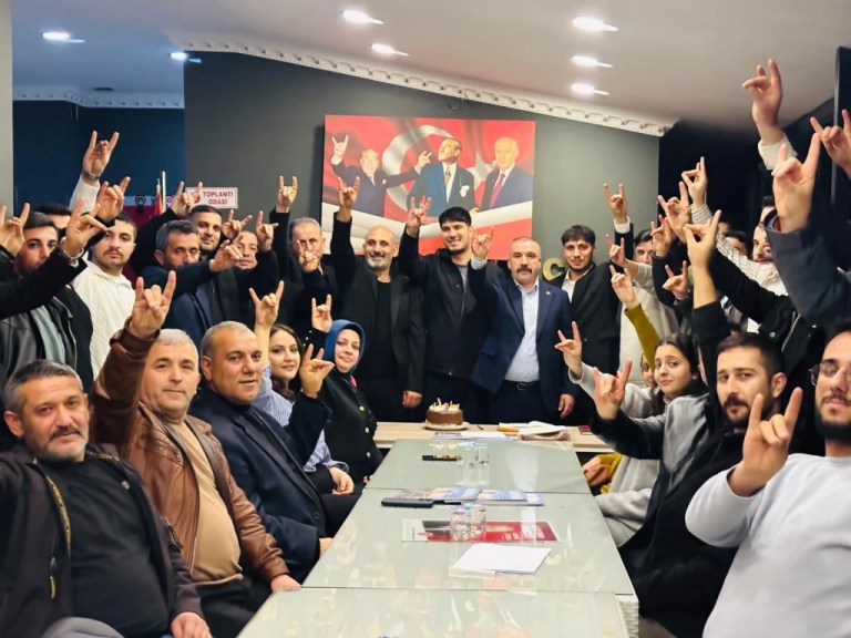 MHP Dilovası’nda gelenek: Gençler 18’inde partiye katılıyor