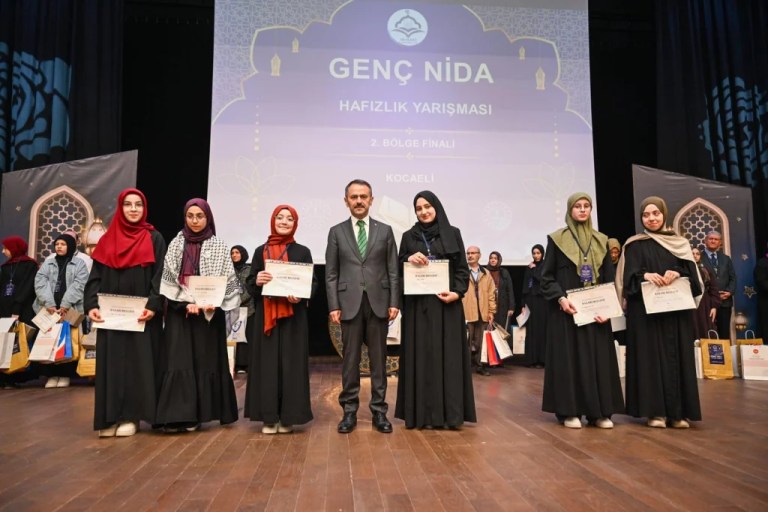 Genç hafızlar ödüllerini Vali Aktaş’tan aldı