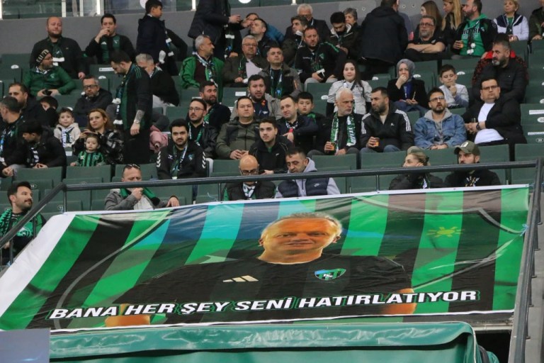 Kocaelispor tribünlerinden Cem Özer’e vefa