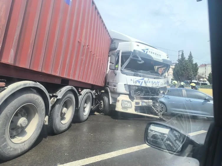 Derince’de zincirleme kaza: D-100’de trafik durdu!