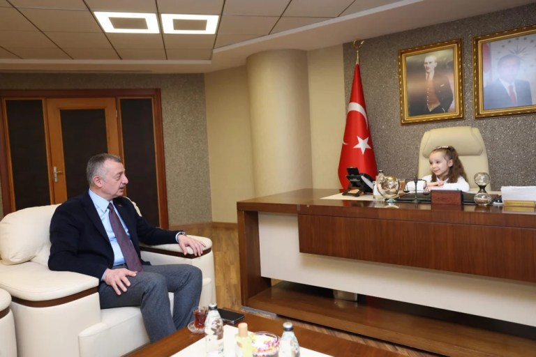 Başkan Büyükakın koltuğunu çocuk başkana devretti