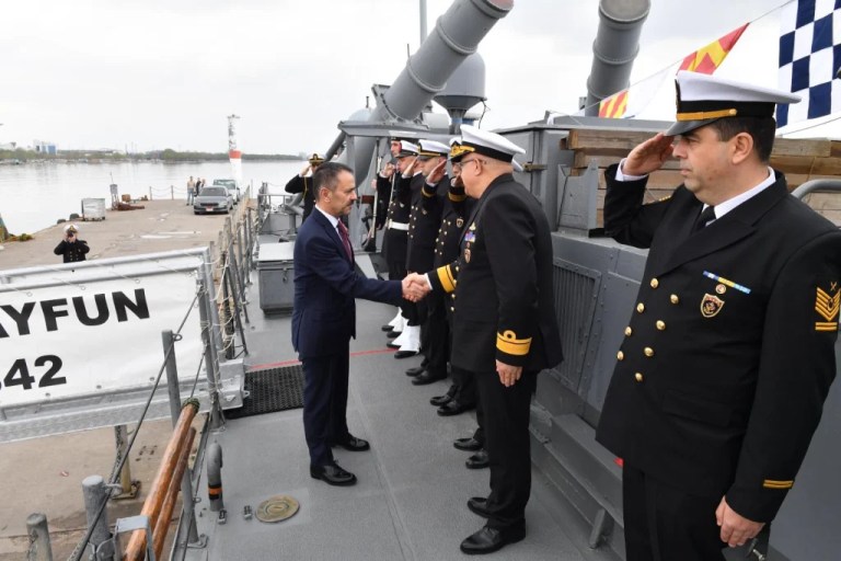 Vali Aktaş’tan 23 Nisan’da TCG Tayfun Hücumbotu’na Ziyaret