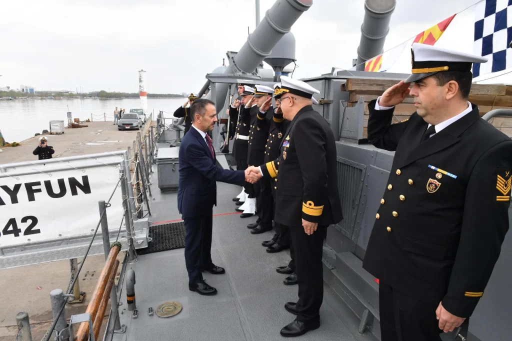 Vali Aktaş’tan 23 Nisan’da TCG Tayfun Hücumbotu’na Ziyaret