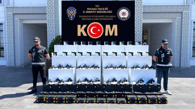 Kartepe’de silah operasyonu: 60 tabanca ele geçirildi!